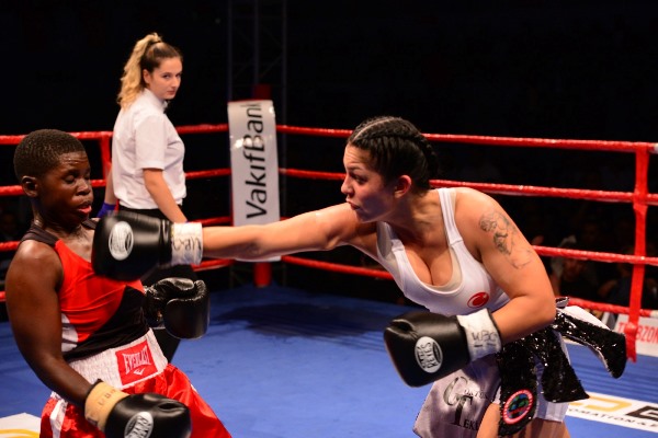 Bu hikayenin adı; Nazan’ın savaşı! Maçta hakem bitişte anne!