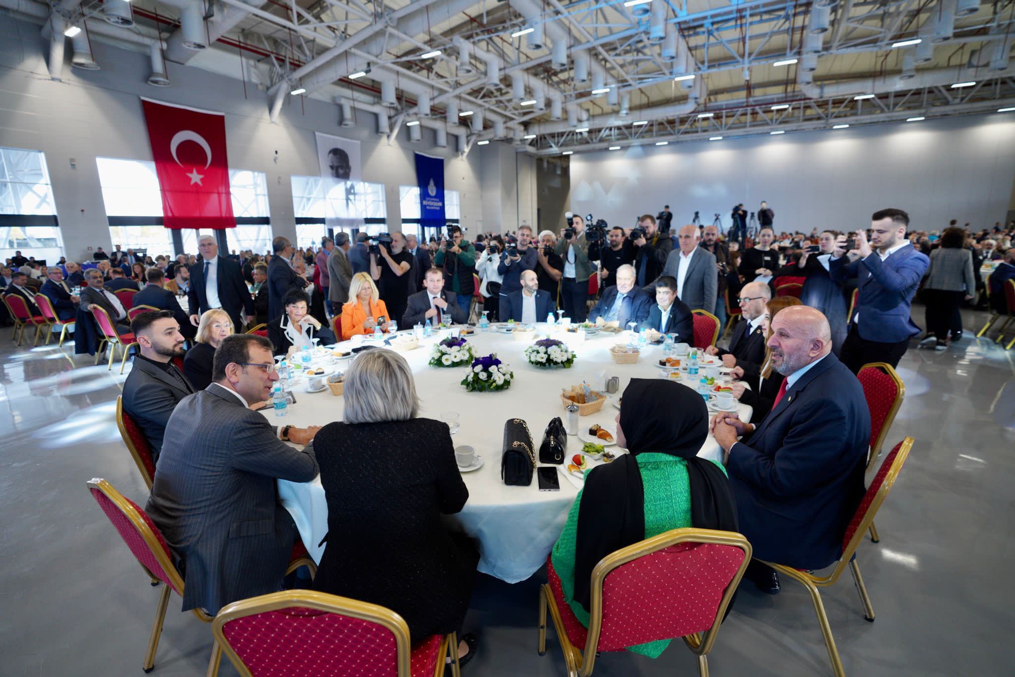 İBB Başkanı İmamoğlu, mahalle muhtarlarıyla bir araya geldi