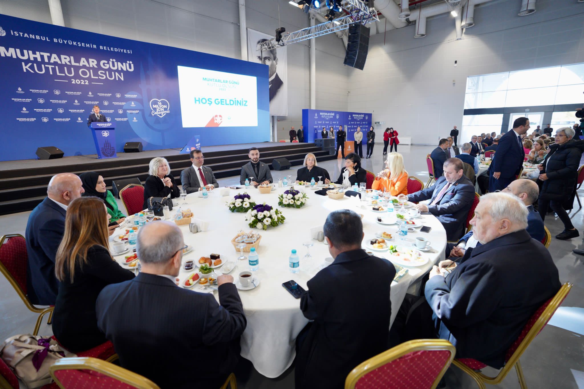 İBB Başkanı İmamoğlu, mahalle muhtarlarıyla bir araya geldi