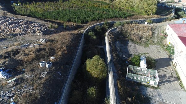 Gümüşhane'de yatağında ağaçların yetiştiği derede 'taşkın' riski
