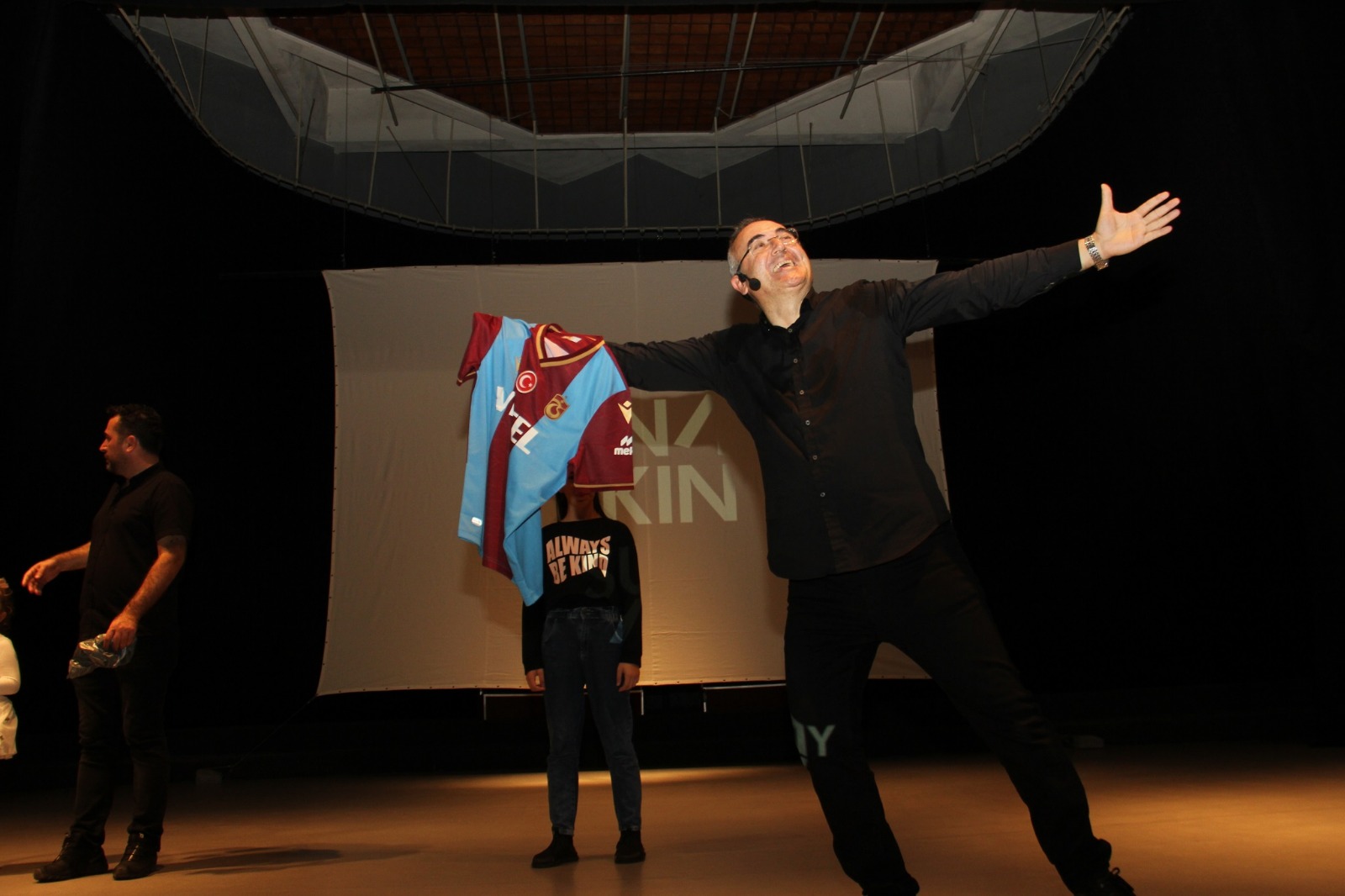 Sunay Akın sevenleriyle buluştu