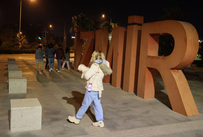 İzmir'de 4,9 büyüklüğünde deprem