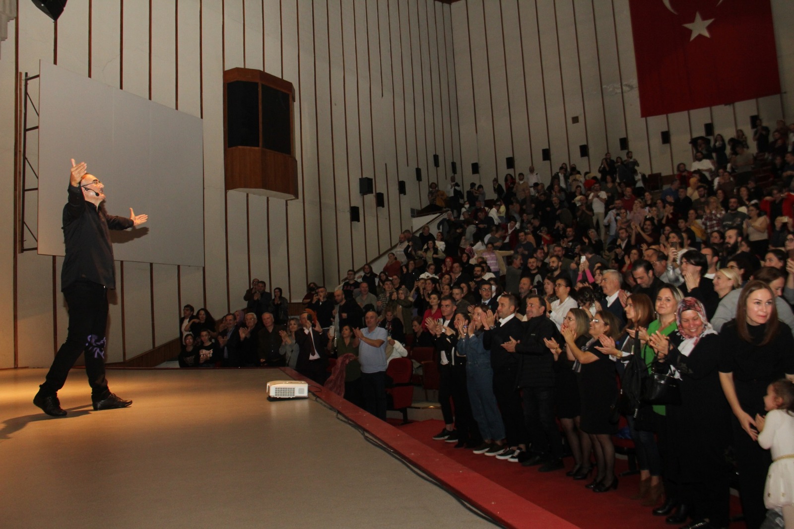 Sunay Akın sevenleriyle buluştu