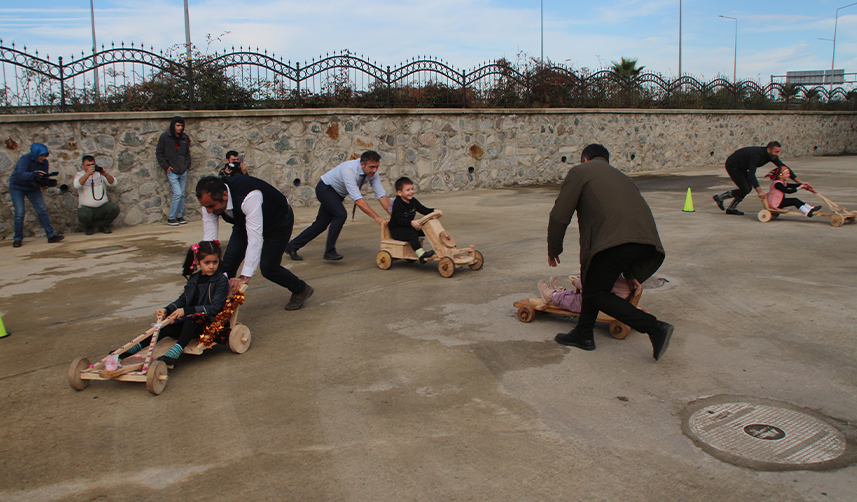 Rize’de babalar ve çocukları tahta arabalarla yarıştı