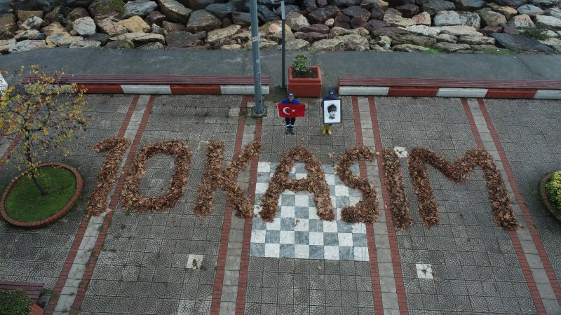 Ordu'da temizlik işçileri sonbahar yapraklarıyla "10 Kasım" yazdı
