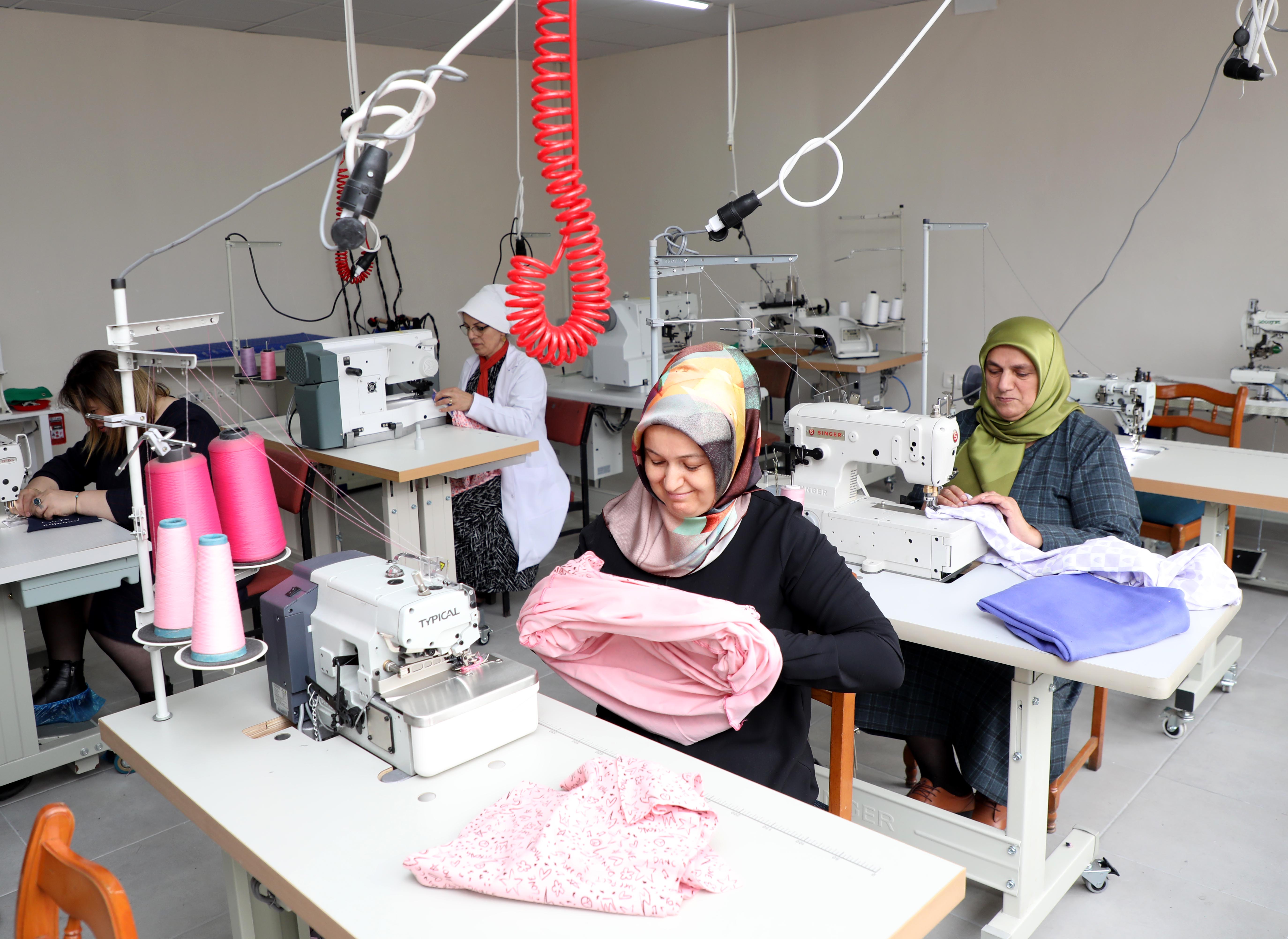 Rize'de atıl okul binası kadınlara tekstil atölyesi oldu