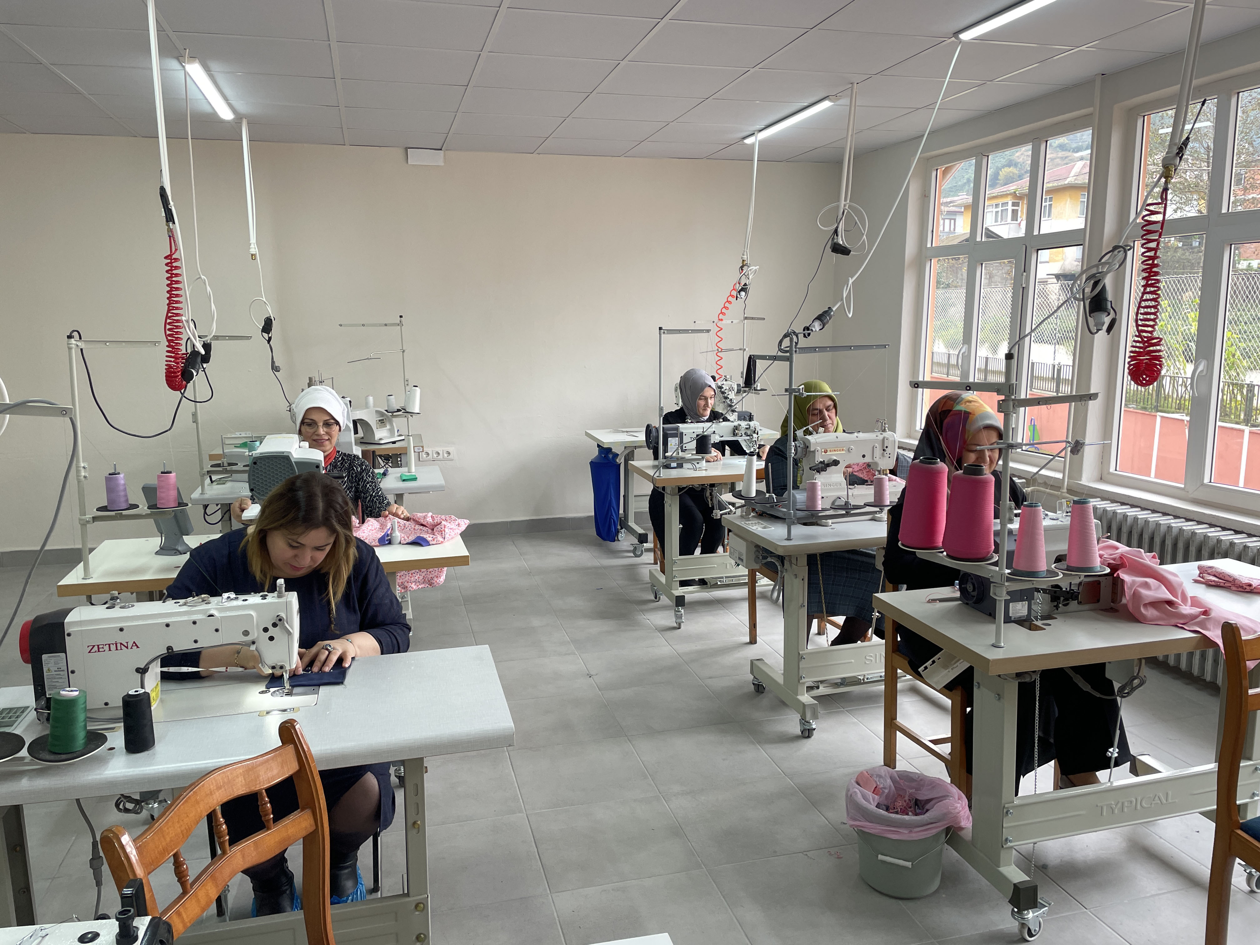 Rize'de atıl okul binası kadınlara tekstil atölyesi oldu