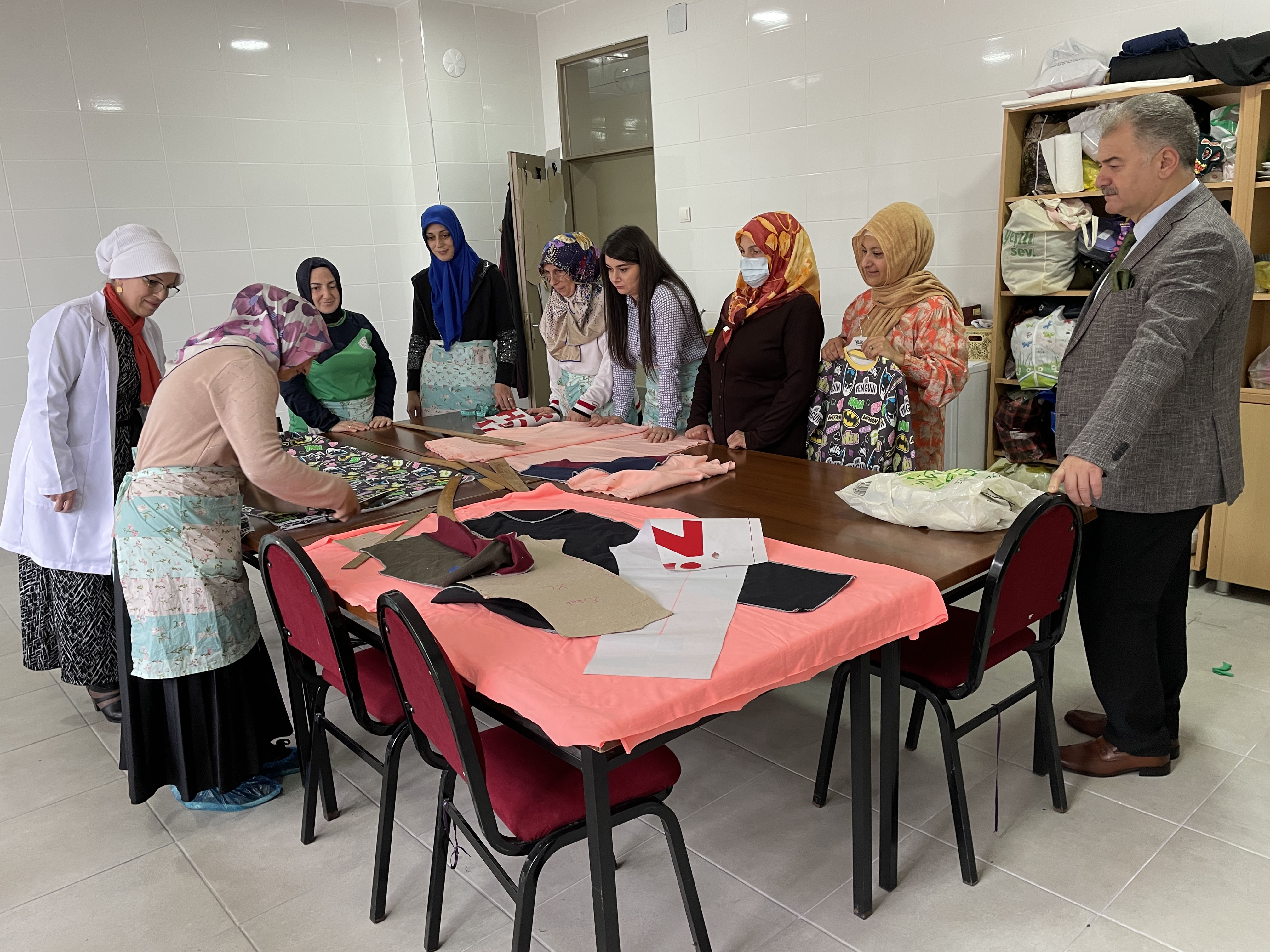 Rize'de atıl okul binası kadınlara tekstil atölyesi oldu