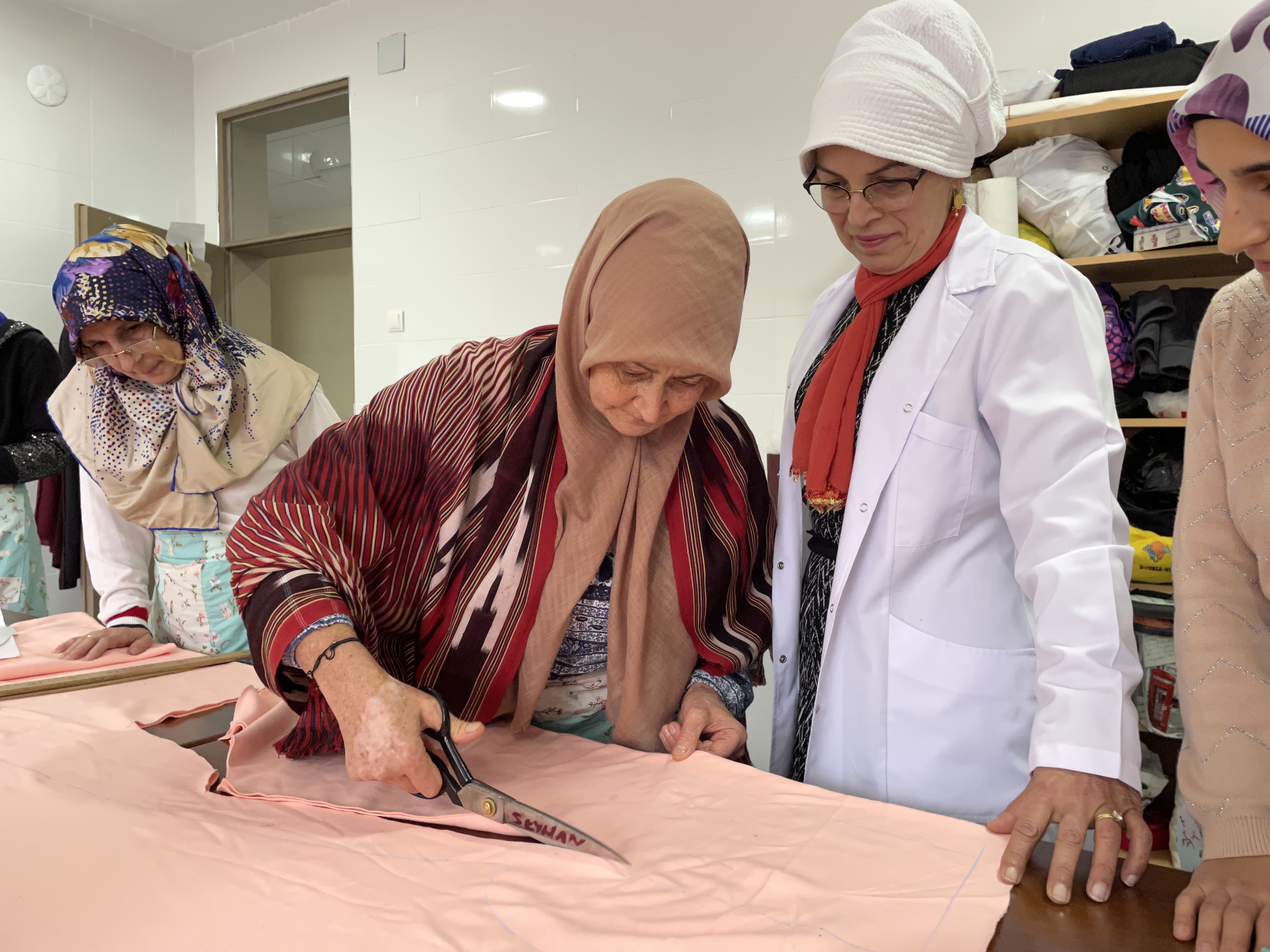 Rize'de atıl okul binası kadınlara tekstil atölyesi oldu