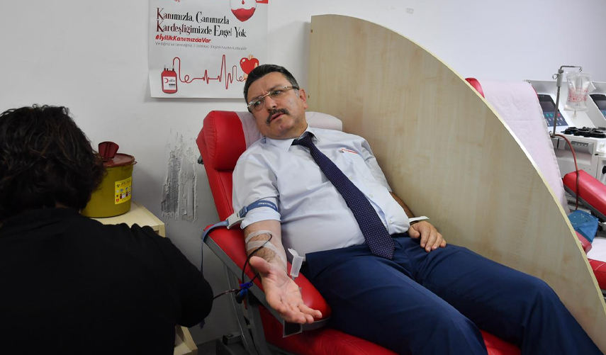 Kızılay Haftası’nda Başkan Genç’ten örnek kan bağışı!