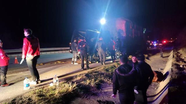 Amasya'da ünlü tiyatrocuları taşıyan minibüs kaza yaptı! Ölü ve yaralılar var