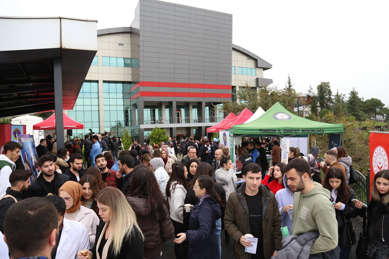 Avrasya Üniversitesi’nde farkındalık için horon halkası oluşturdular