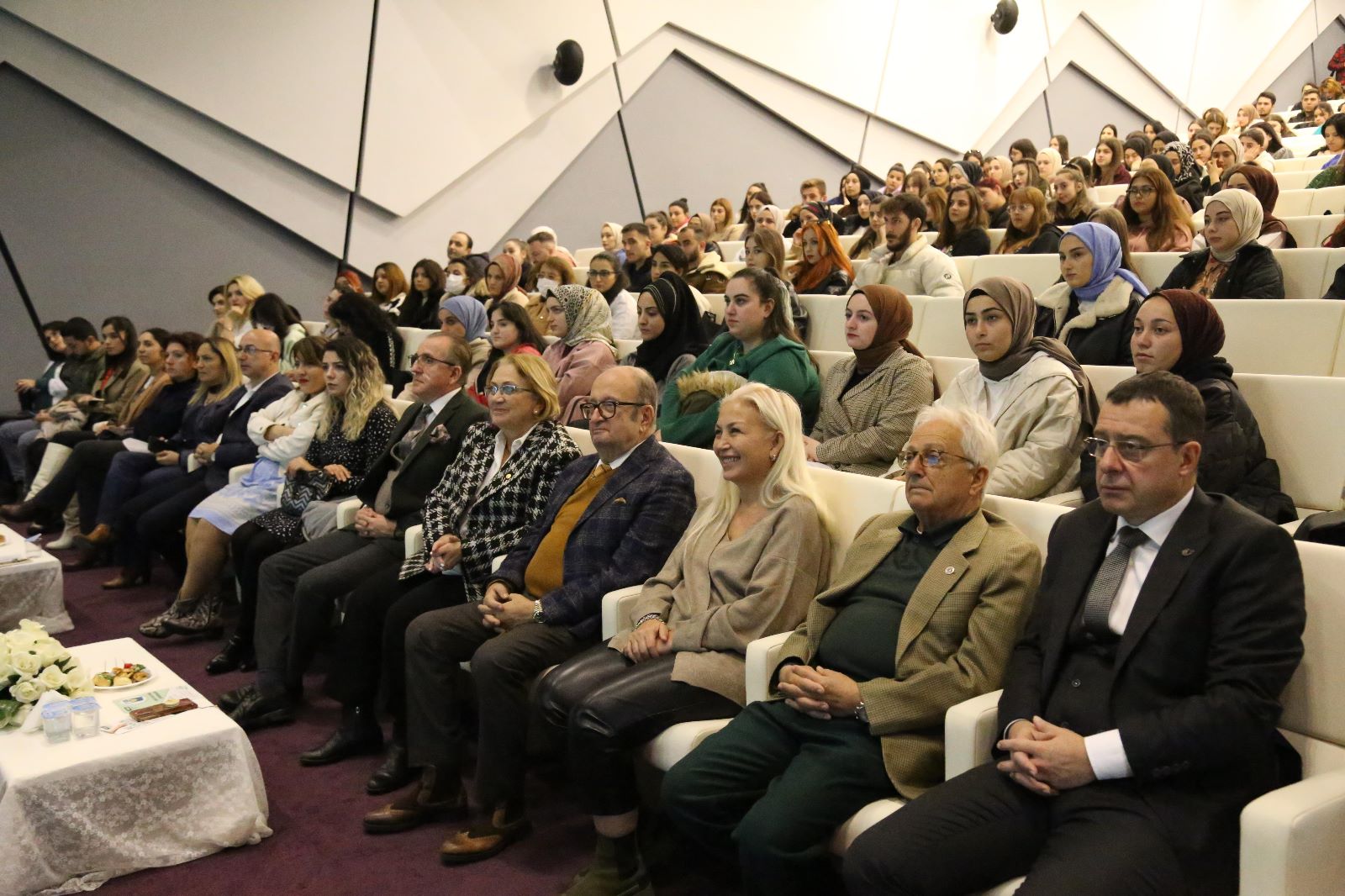 Avrasya Üniversitesi’nde farkındalık için horon halkası oluşturdular