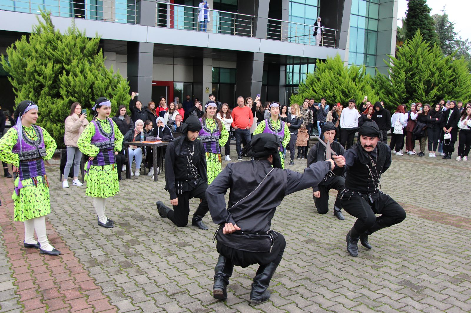 Avrasya Üniversitesi’nde farkındalık için horon halkası oluşturdular
