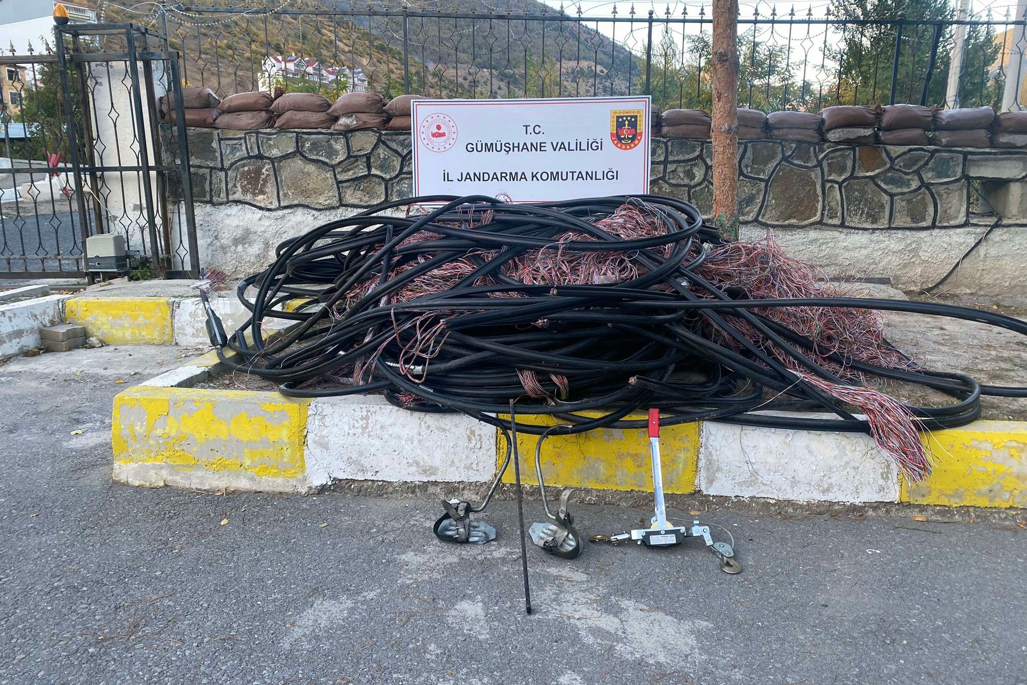 Gümüşhane'de kablo hırsızları jandarmadan kaçamadı