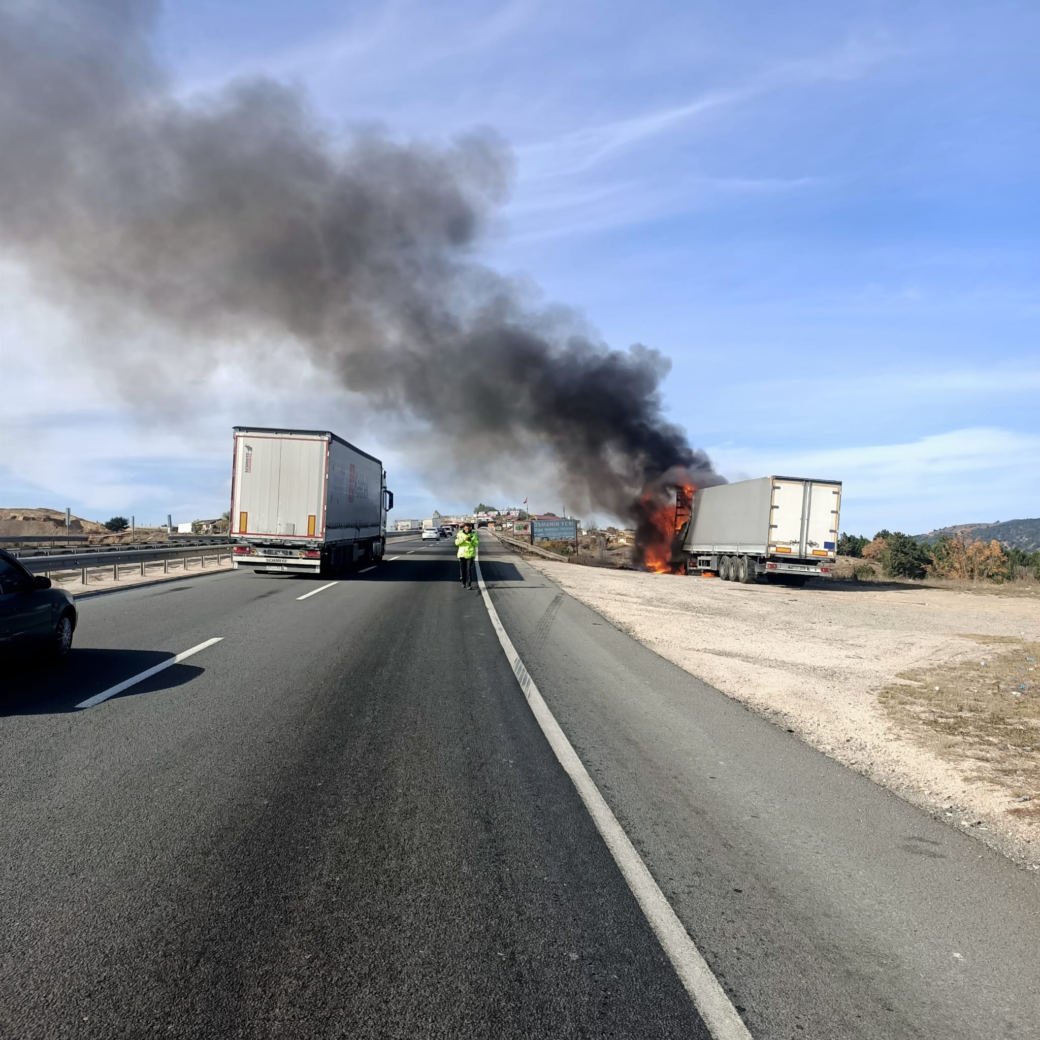 Fındık yüklü tır alevlere teslim oldu