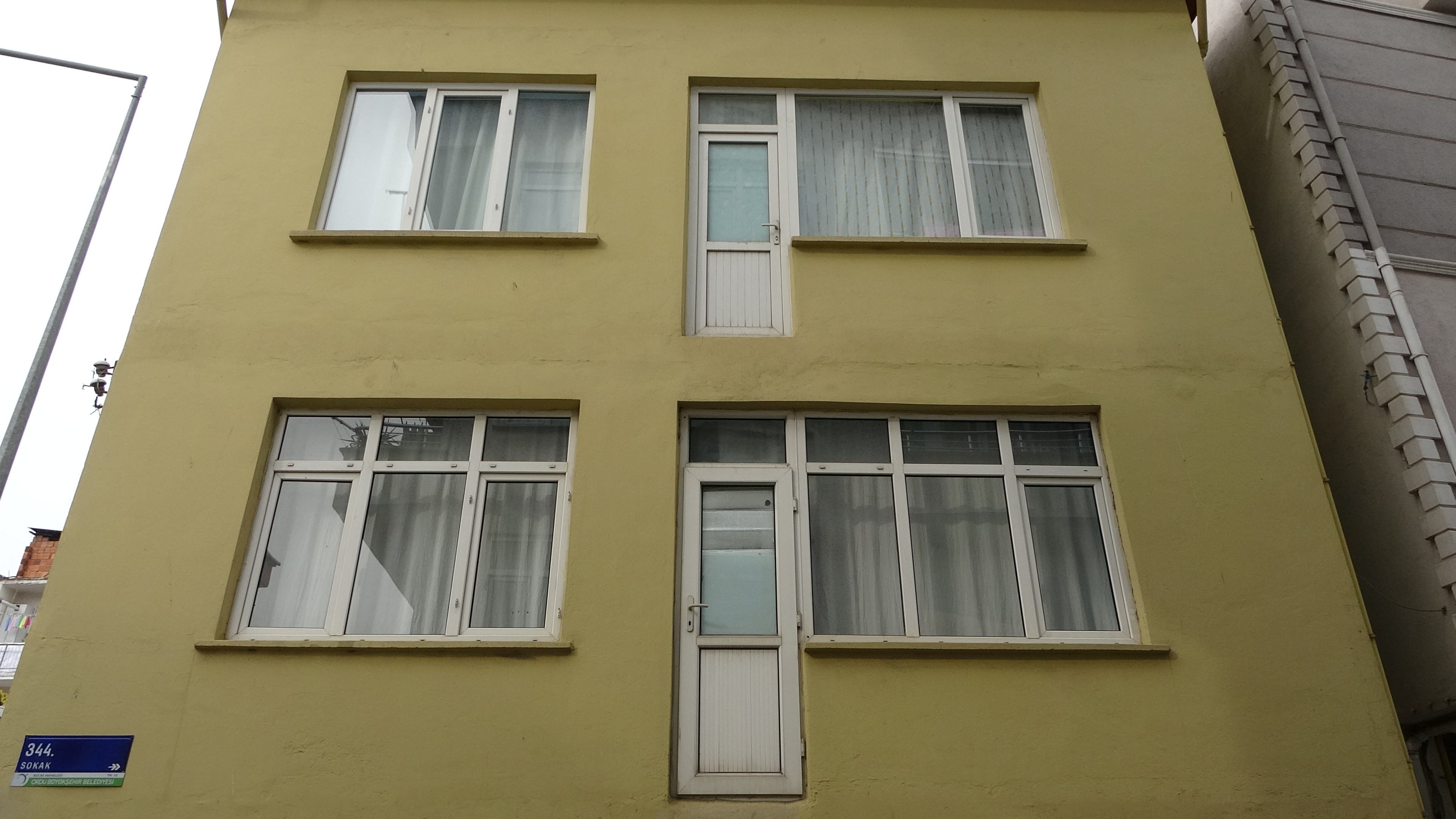 Ordu'da garip bina: Kapısı var balkonu yok