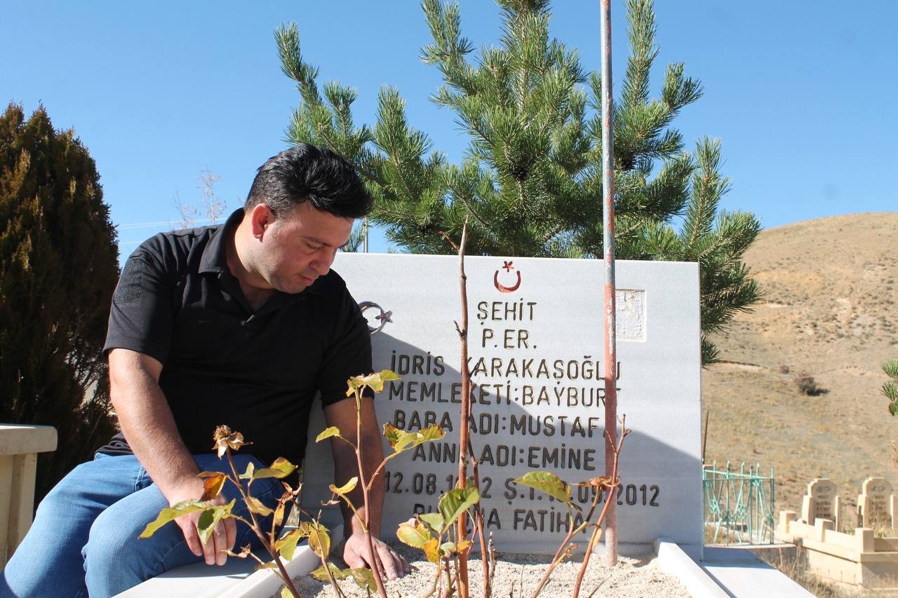Şehit olan kardeşinin bavulunu 10 yıl sonra açtı