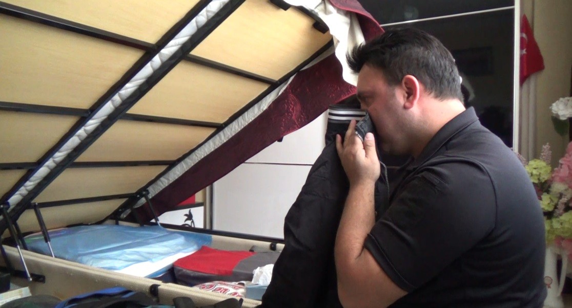 Şehit olan kardeşinin bavulunu 10 yıl sonra açtı