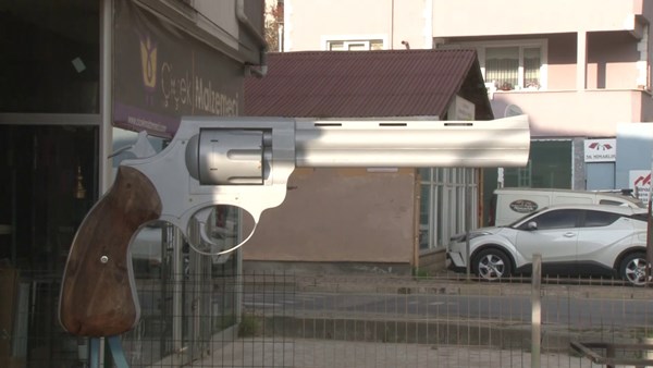 İstanbul'da 'kinetik heykel ustası'ndan 3 metrelik dev silah heykeli