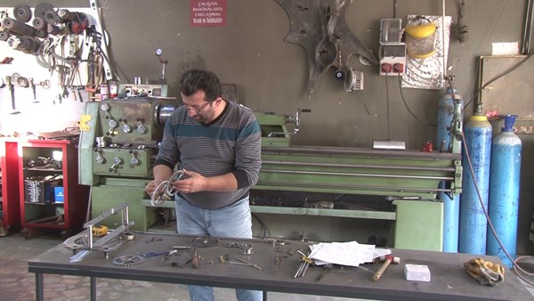 İstanbul'da 'kinetik heykel ustası'ndan 3 metrelik dev silah heykeli