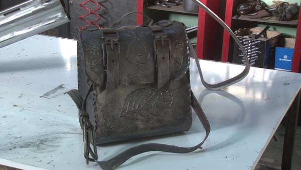 İstanbul'da 'kinetik heykel ustası'ndan 3 metrelik dev silah heykeli