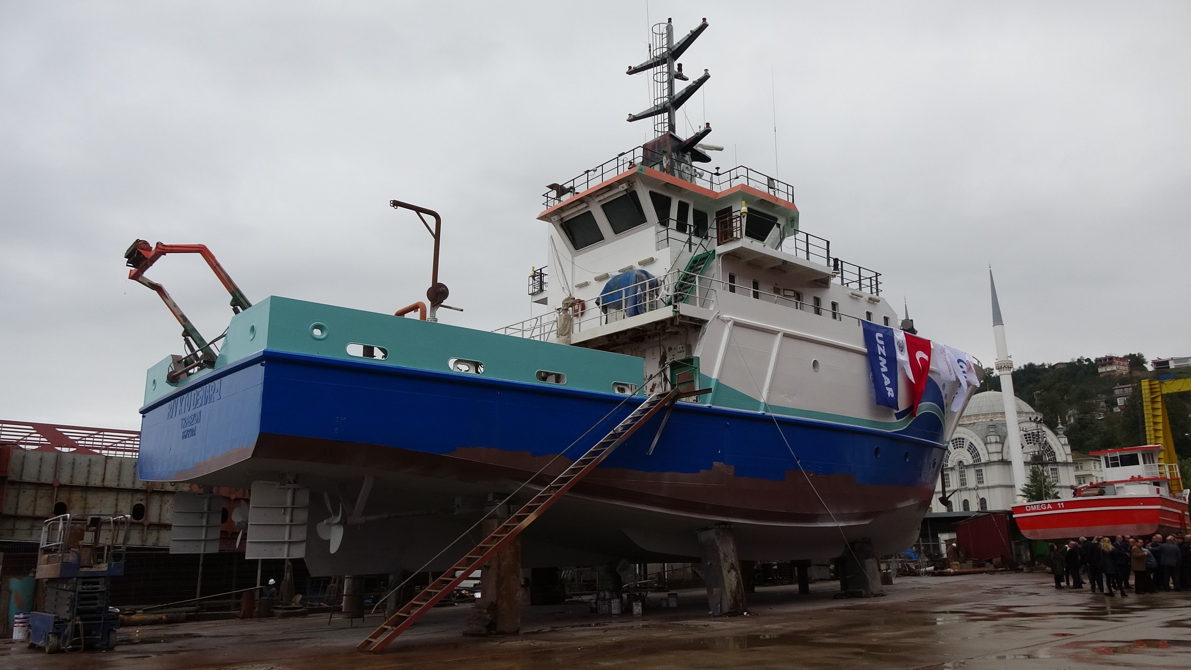Trabzon'da bakım ve onarımı bitmeyen gemi için 'denize indirme' töreni düzenlendi