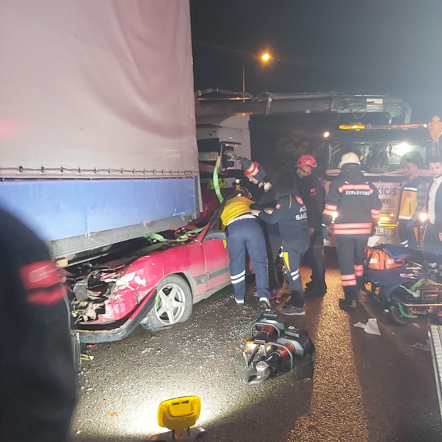 Trabzon'da milli sporcunun kullandığı otomobil tırın altına girdi! 1 kişi hayatını kaybetti