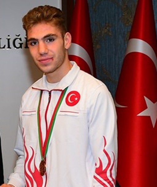 Trabzon'da milli sporcunun kullandığı otomobil tırın altına girdi! 1 kişi hayatını kaybetti