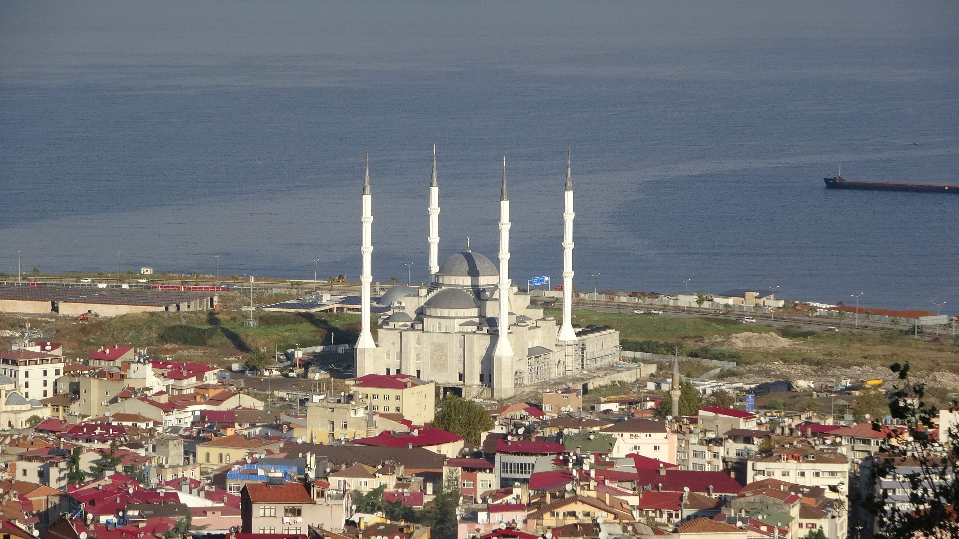 Trabzon'da yapımı süren cami tamamlandığında Doğu Karadeniz'in en büyük külliye ve camisi olacak