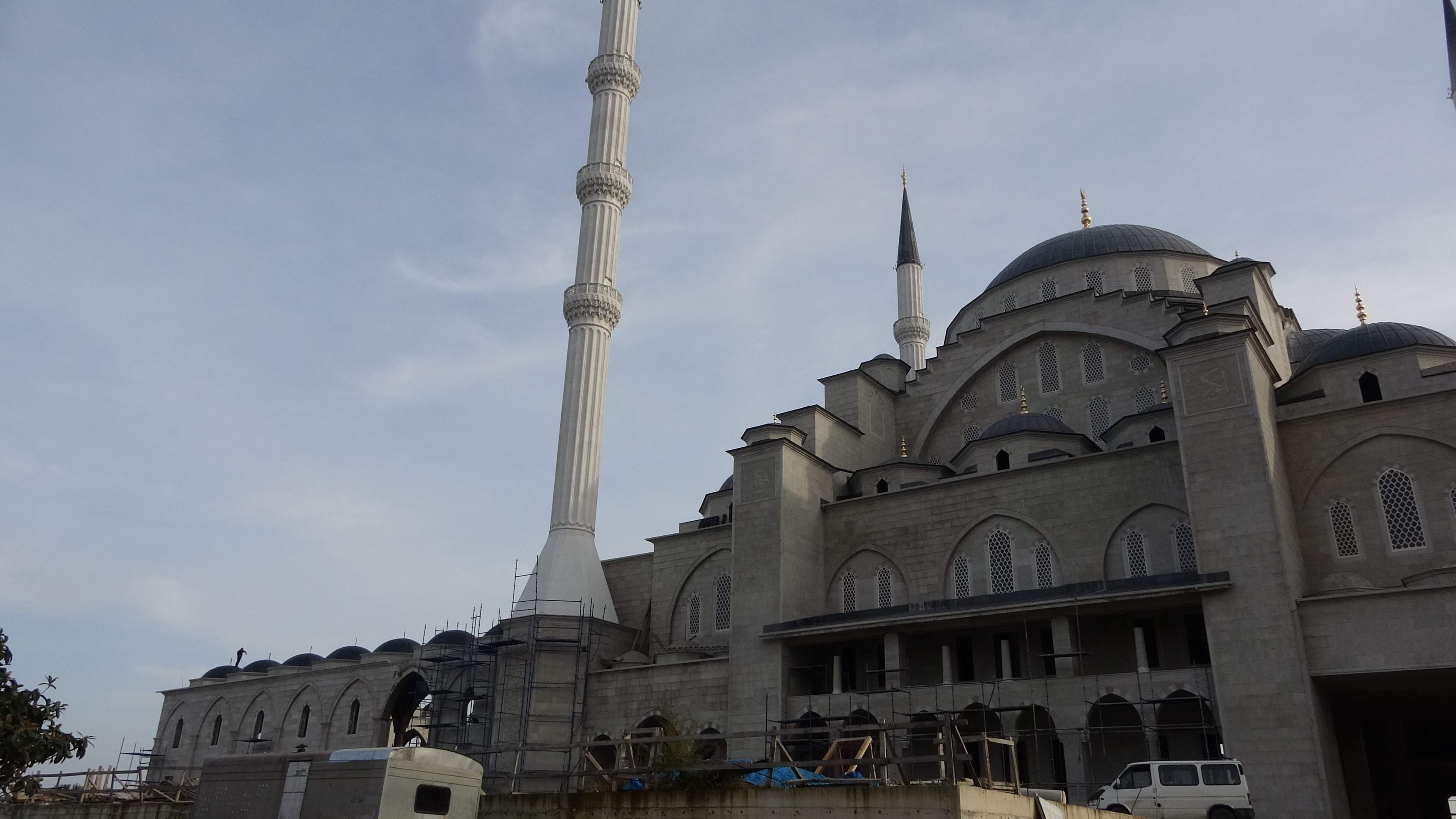 Trabzon'da yapımı süren cami tamamlandığında Doğu Karadeniz'in en büyük külliye ve camisi olacak