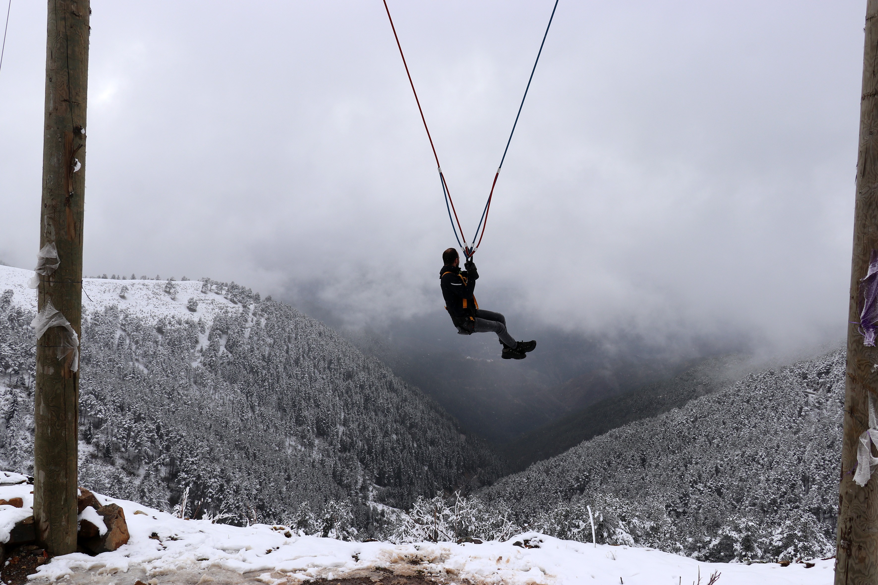 Kar yağışını duyanlar Zigana Kayak Merkezine akın etti