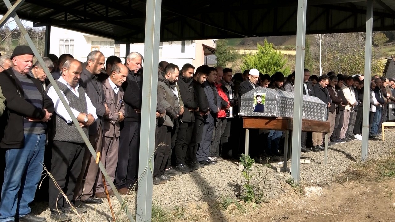  Köpeğin patisinin tetiğe dokunması sonucu vurularak ölen avcı toprağa verildi