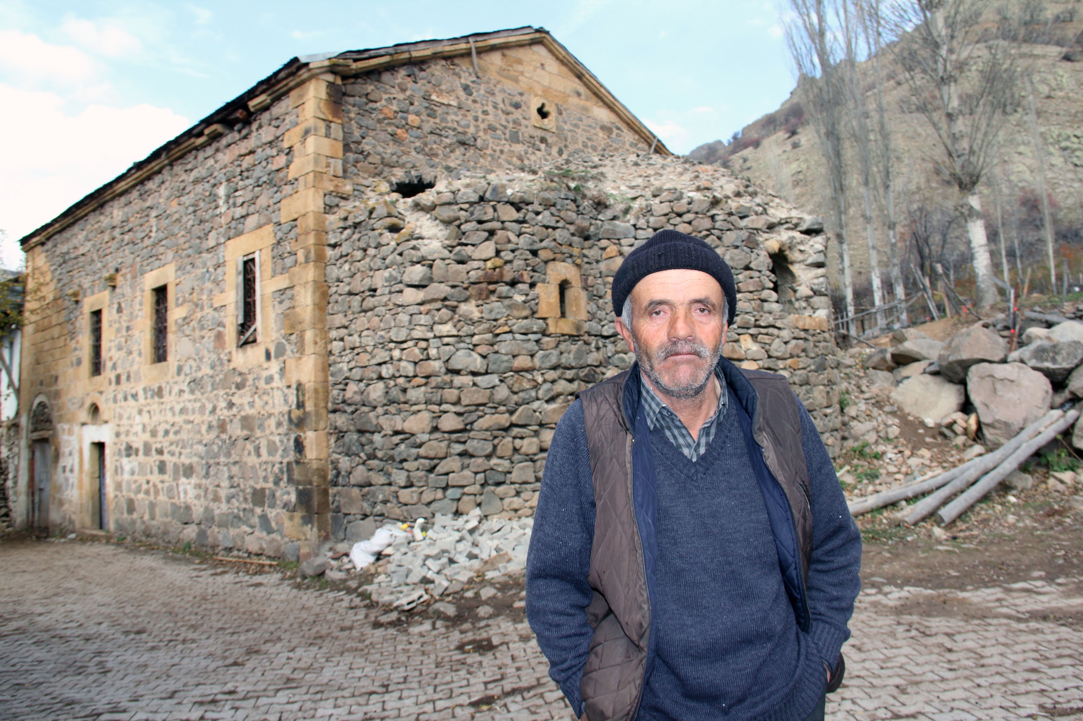 Tarihi kiliseyi ahır olarak kullanıyorlar! "Tescilli diye yıkamıyoruz"