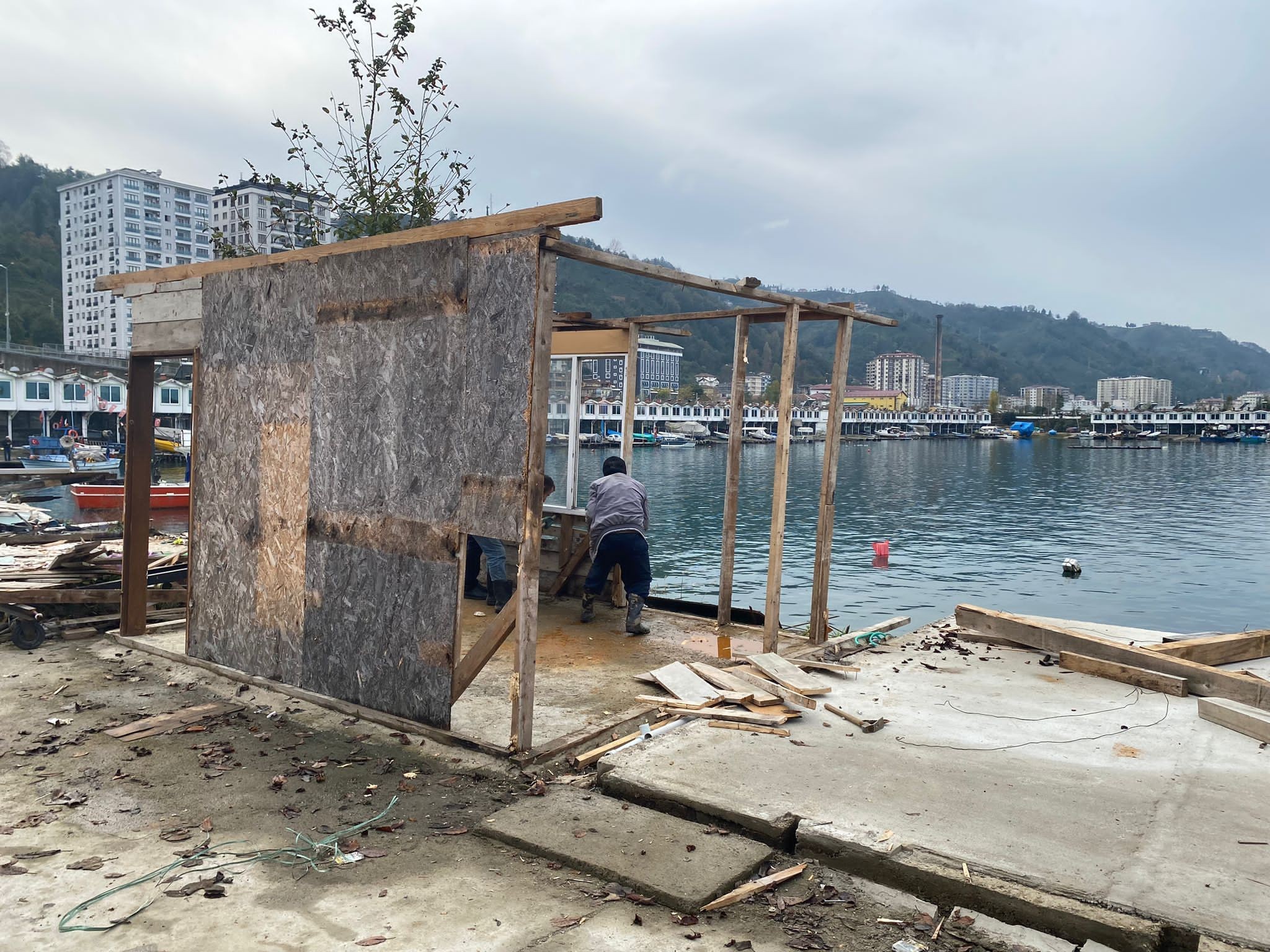 Rize'de ruhsatsız yapılar yıkılıyor