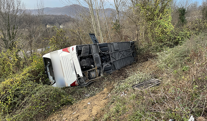 Yolcu otobüsü devrildi! Yaralılar var