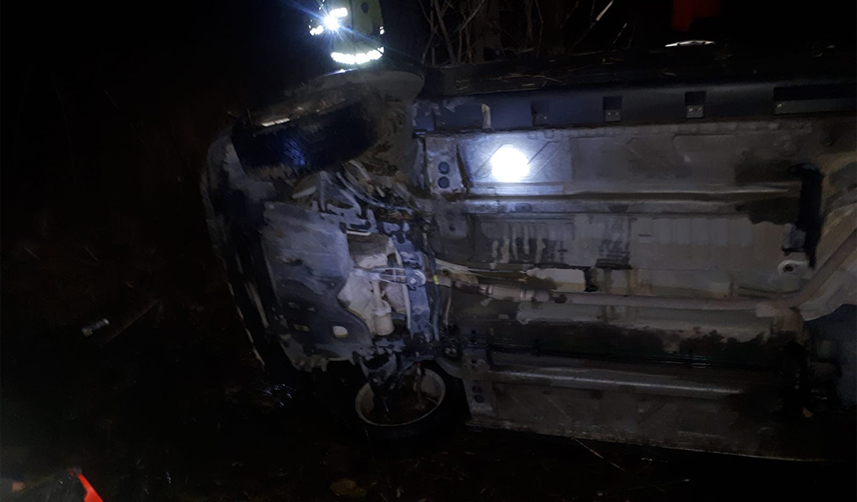 Bayburt'ta kontrolden çıkan araç şarampole yuvarlandı! 2 yaralı