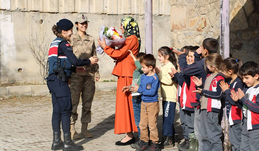 Bayburt'un en uzak köyündeki tek öğretmenine jandarmadan sürpriz