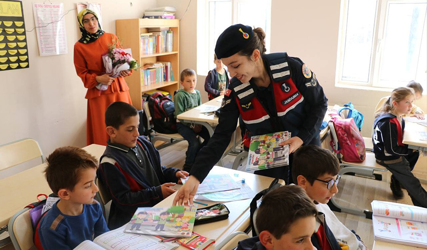 Bayburt'un en uzak köyündeki tek öğretmenine jandarmadan sürpriz