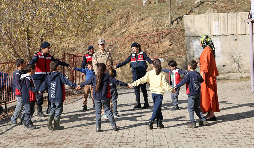 Bayburt'un en uzak köyündeki tek öğretmenine jandarmadan sürpriz