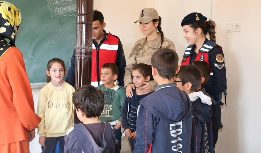 Bayburt'un en uzak köyündeki tek öğretmenine jandarmadan sürpriz