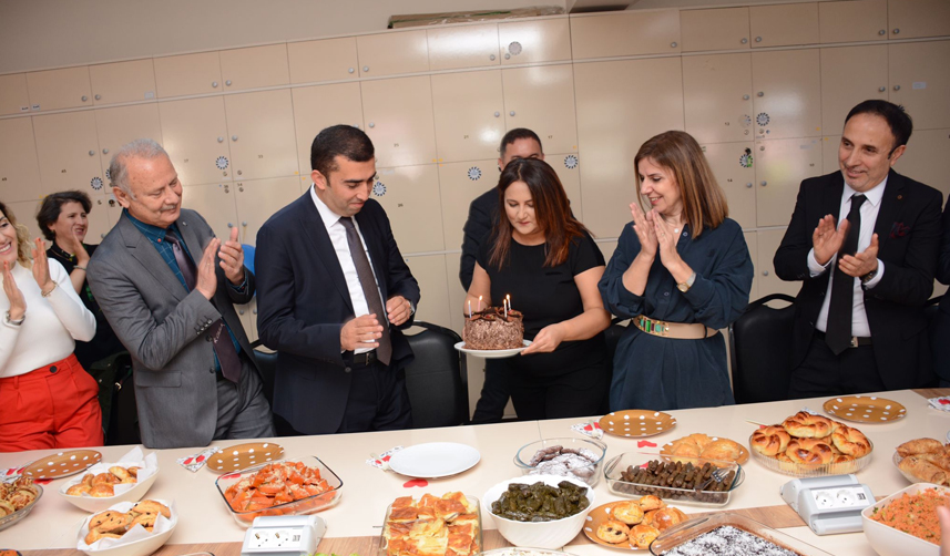 Trabzon İl Milli Eğitim Müdürü Fettahoğlu'ndan öğretmenine doğum günü sürprizi!