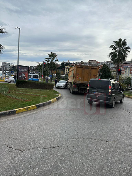 Trabzon’da kamyon ile otomobil çarpıştı