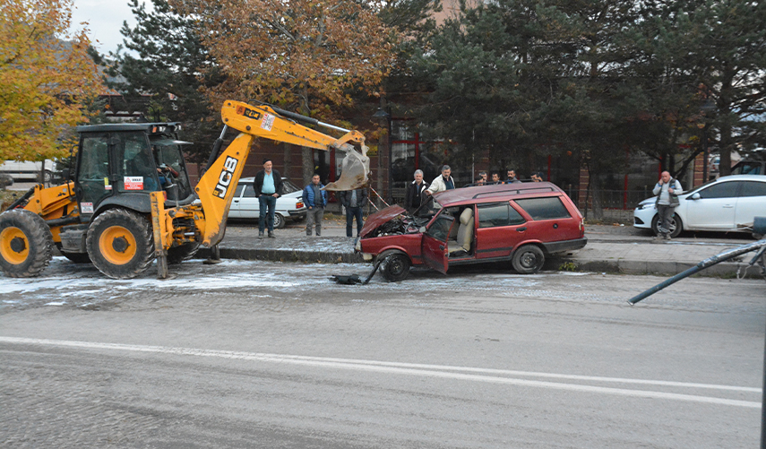 Giresun'da aydınlatma direğine çarpan otomobildeki 4 kişi yaralandı