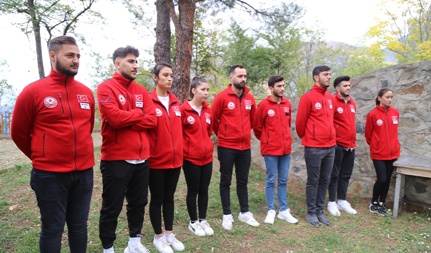 Gümüşhane'de geleceğin köpek eğitmenleri uygulamalı olarak ders alıyor