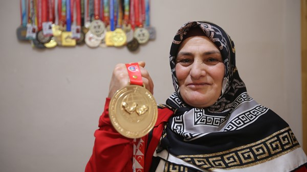 'Erkek sporu yapamazsın' diyenlere inat 5 kez  dünya şampiyonu oldu
