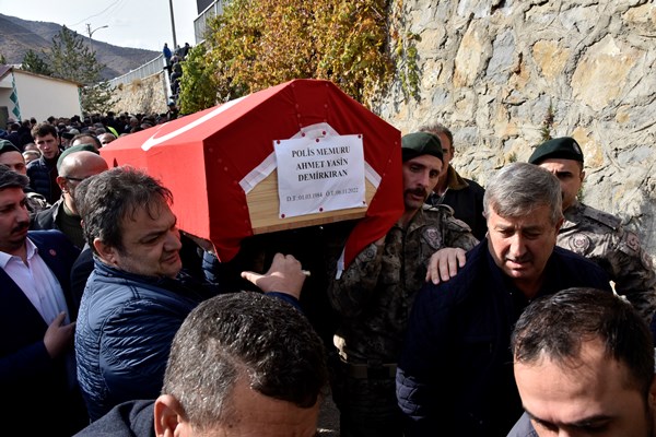 Kalp krizi geçiren polis memuru Gümüşhane'de son yolculuğuna uğurlandı