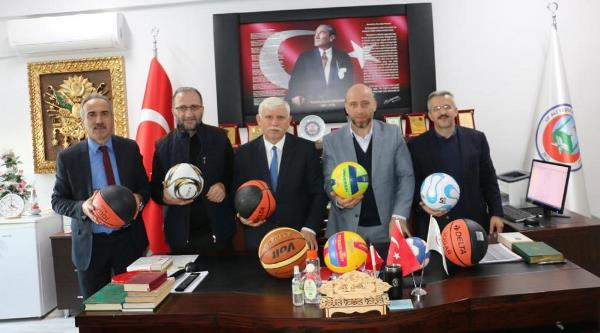 Hakan Terzioğlu’ndan spor malzemesi yardımı