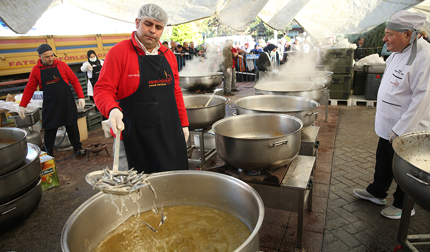 Ordu'daki festivalde 10 ton hamsi tüketildi