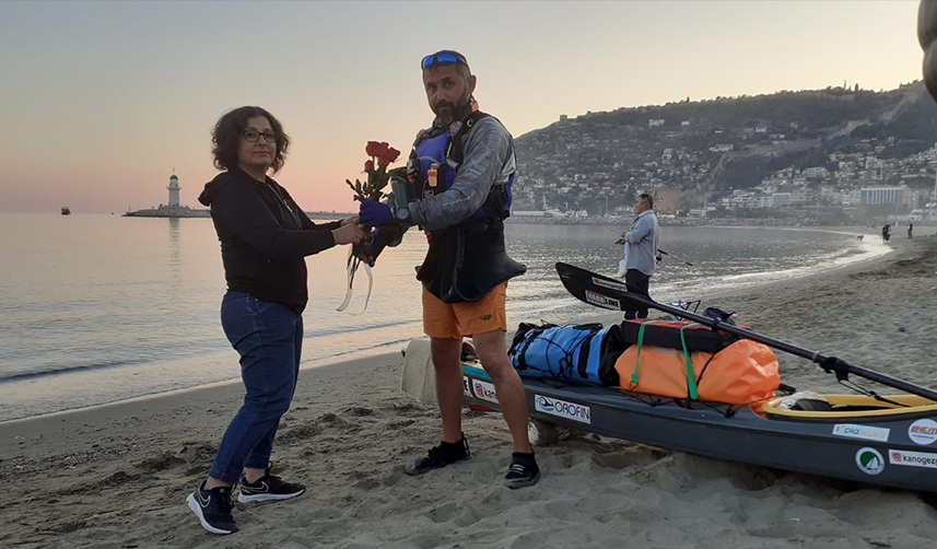 Artvin'den yola çıktı! Dört denizi kürek çekerek geçti